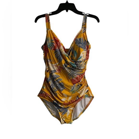 Women’s Jantzen One Piece Swimsuit - Picture 1 of 3